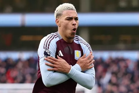 أغلق الباب أمام الكبار.. أستون فيلا يعلن تجديد عقد مورجان روجرز